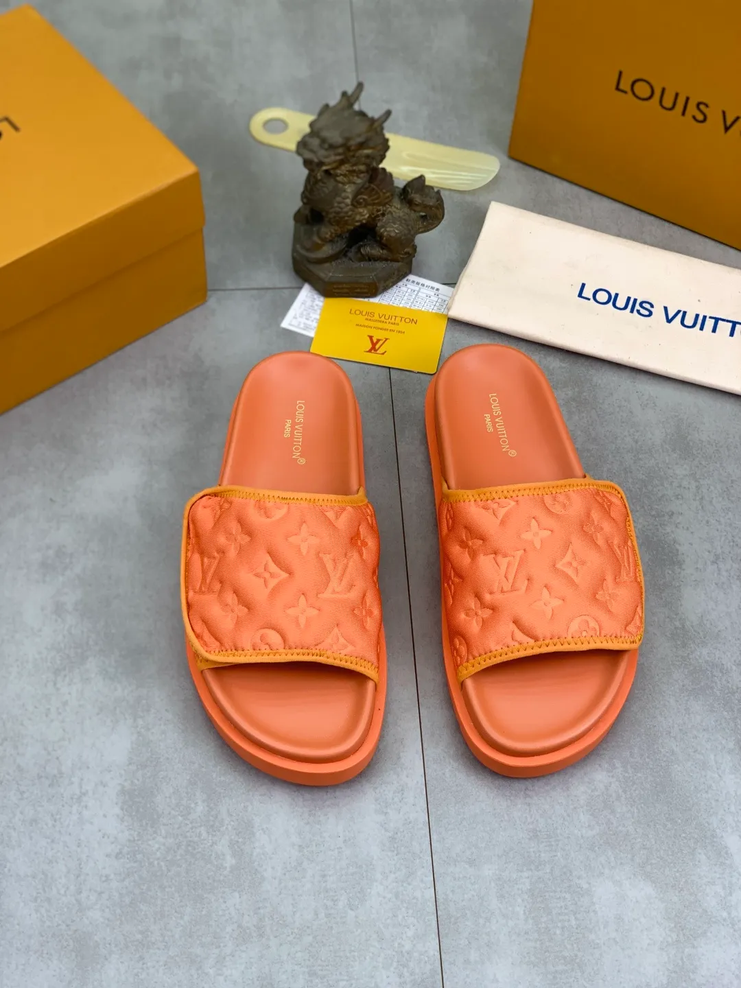Men's shoes 💰P320 💰[New style]🆘 Original quality [LOUIS VUITTON] The popular Louis Vuitton LV men's slippers on the official website are on sale simultaneously! Original fabric imported from Italy, original factory special supply, code number: 38-44 (45 customized), many colors available